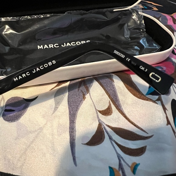 Marc Jacobs Sunglass. - Picture 6 of 6
